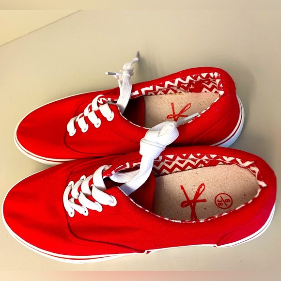 NWOB Ardene Red Canvas Keds Vans Style Sneakers comfort White Laces Women’s S - Picture 1 of 8